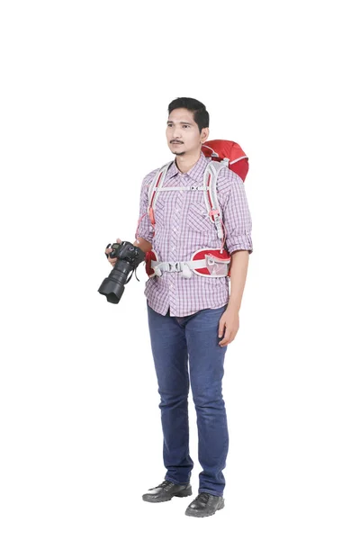 Asian man with a backpack holding a camera to take pictures — Stock Photo, Image