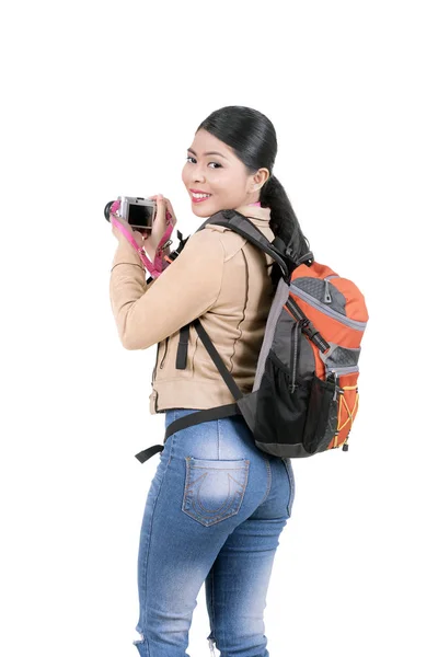 Femme asiatique avec un sac à dos tenant un appareil photo pour prendre des photos — Photo