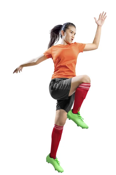 Pemain sepak bola Asia wanita dalam pose menendang bola — Stok Foto