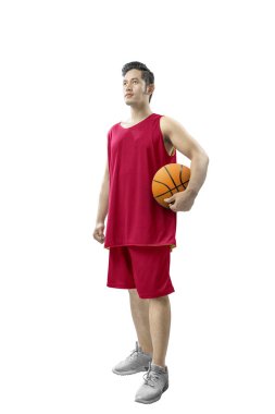 Asyalı adam basketbolcu topu tutan
