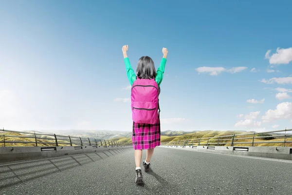 Visão traseira da menina bonito asiático com uma mochila e animado expressar — Fotografia de Stock