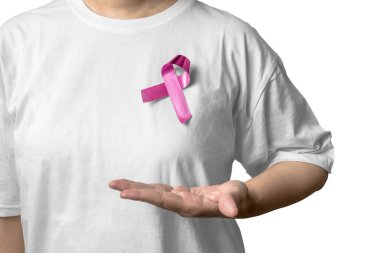 Pembe farkındalık kurdelesi gösteren beyaz gömlekli kadın