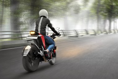 Asyalı motosiklet taksi adam sürüş Arka görünümü
