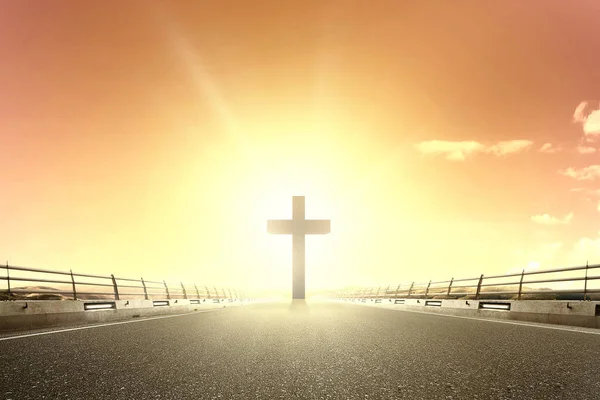 아스팔트 도로 의 끝에 기독교 십자가 — 스톡 사진