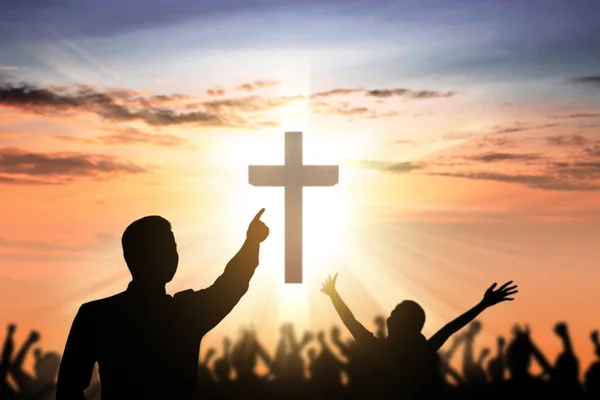 Silhouet van mensen die naar Christian cross kijken — Stockfoto