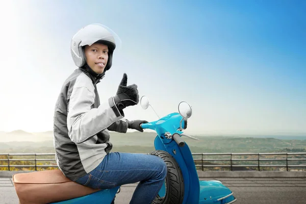 Asiático moto táxi homem com sua moto mostrando polegares para cima — Fotografia de Stock