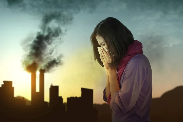 Femme asiatique couvert son nez de la pollution de l'air de l'industr — Photo