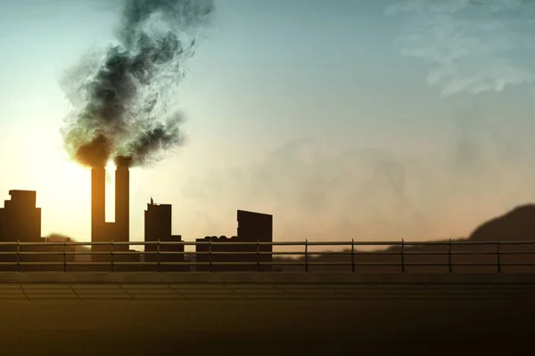 Asfaltväg med skorsten och luftföroreningar från den industriella — Stockfoto