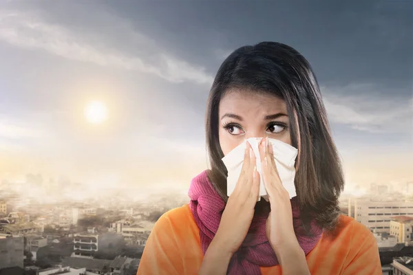 Mujer asiática cubrió su nariz de humo y contaminación del aire — Foto de Stock