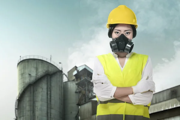 Asiatisk konstruktion ingenjör kvinna med hjälp av en skyddande mask till Pro — Stockfoto