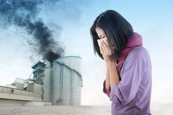 Mujer asiática cubrió su nariz de la contaminación del aire de la industr —  Fotos de Stock