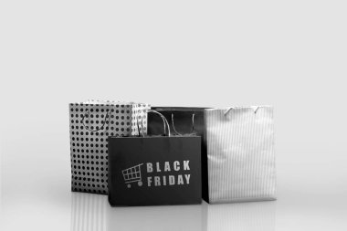 Black Friday metin ile bir alışveriş çantası yığını