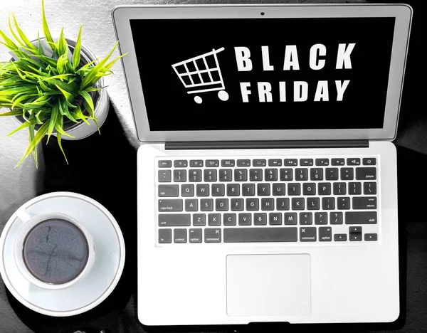 Black-Friday-Werbung auf dem Laptop-Bildschirm auf dem Schreibtisch — Stockfoto