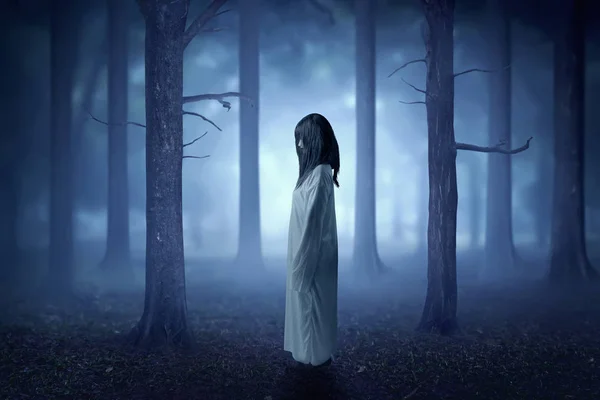 Τρομακτική γυναίκα φάντασμα με αίμα και βρώμικο πρόσωπο στέκεται στο Haun — Φωτογραφία Αρχείου