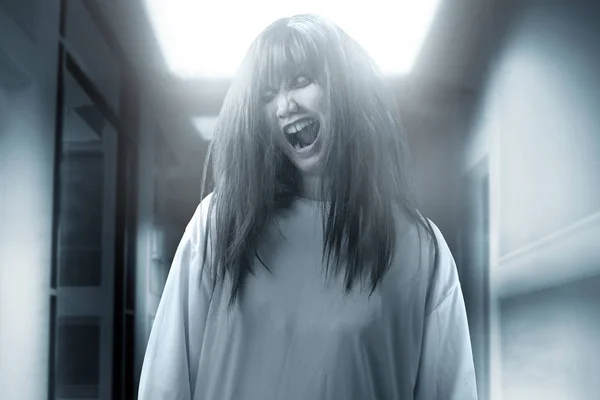Μια τρομακτική γυναίκα φάντασμα με αίμα και θυμωμένο πρόσωπο στοιχειώνει τον εγκαταλειμένο — Φωτογραφία Αρχείου