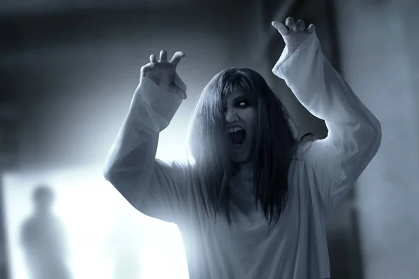 Τρομακτική γυναίκα φάντασμα με αίμα και θυμωμένο πρόσωπο με τα νύχια — Φωτογραφία Αρχείου