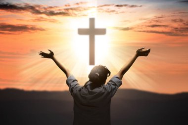 Hıristiyan haç bakarak Asyalı kadının Arka görünümü ve h kaldırdı