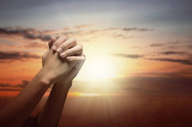 Tanrı'ya dua ederken insan elleri kaldırdı