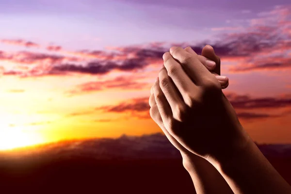 Tangan manusia terangkat saat berdoa kepada Tuhan — Stok Foto