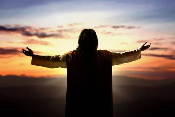 イエス・キリストの後方の眺めは手を挙げ、神に祈る — ストック写真