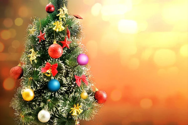 Árbol de Navidad decorado con coloridas luces y adornos —  Fotos de Stock