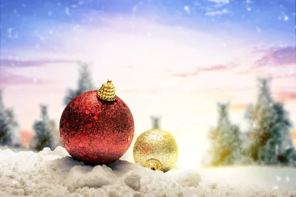Tannenbäume und Weihnachtsschmuck im Schnee — Stockfoto