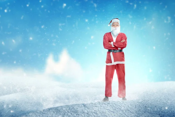 Азіатський людина в Санта костюм стоячи, коли снігопаду — стокове фото