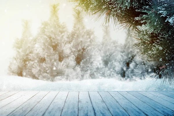 Деревянный стол со снежными елками — стоковое фото