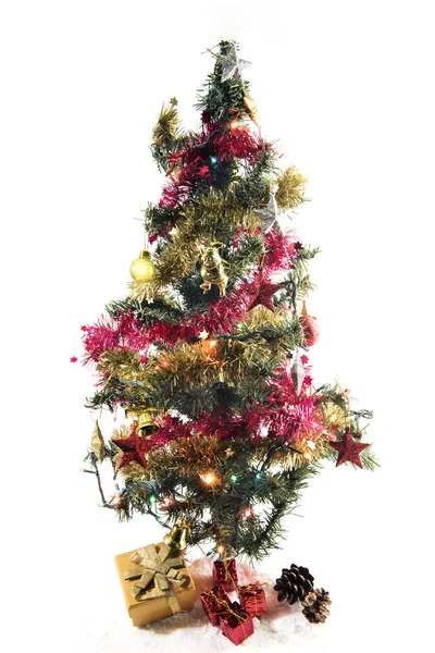 Versierde kerstboom met kleurrijke lichten en ornamenten — Stockfoto