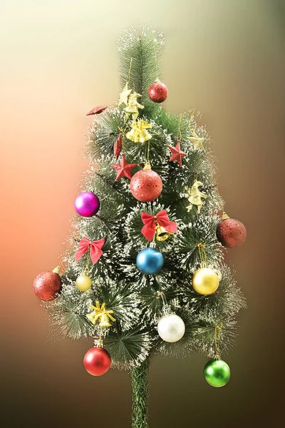 Albero di Natale decorato con luci colorate e ornamenti — Foto Stock