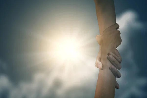 Gott gibt dem Menschen eine helfende Hand — Stockfoto