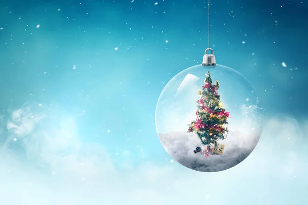 Geschmückter Weihnachtsbaum mit bunten Lichtern und Ornamenten in T — Stockfoto