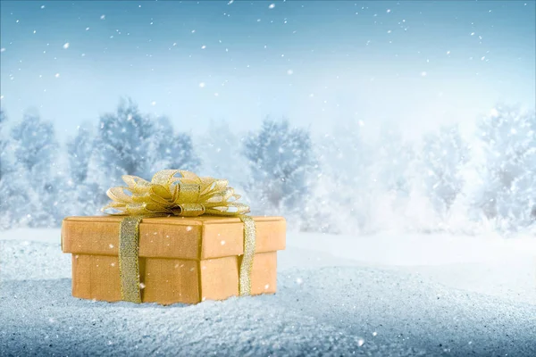 Подарочная коробка на снегу — стоковое фото