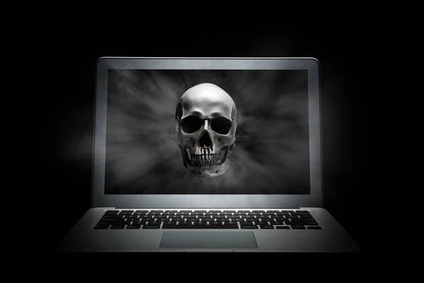 Laptop ekranında insan kafatası — Stok fotoğraf