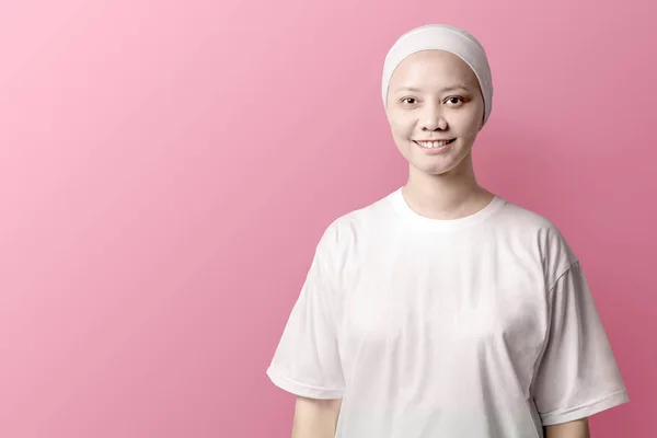 Asian woman in a white shirt with a smile on her face standing o — Stock Photo, Image