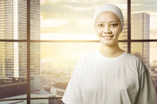 Asiática mujer en un blanco camisa con una sonrisa en su cara de pie w —  Fotos de Stock