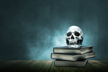 Tahta bir masanın üzerinde insan kafatası olan kitap yığını. 