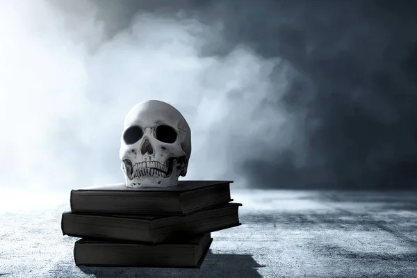 Montón del libro con un cráneo humano en el suelo —  Fotos de Stock