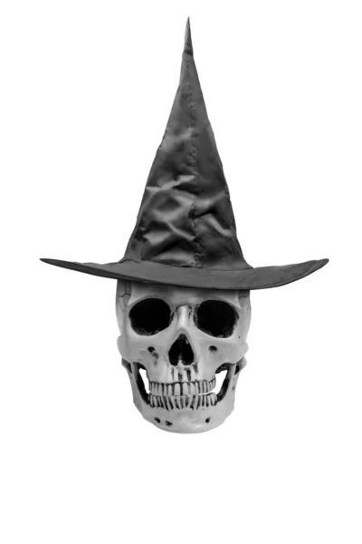 마녀 모자를 쓴 인간 두개골 — 스톡 사진