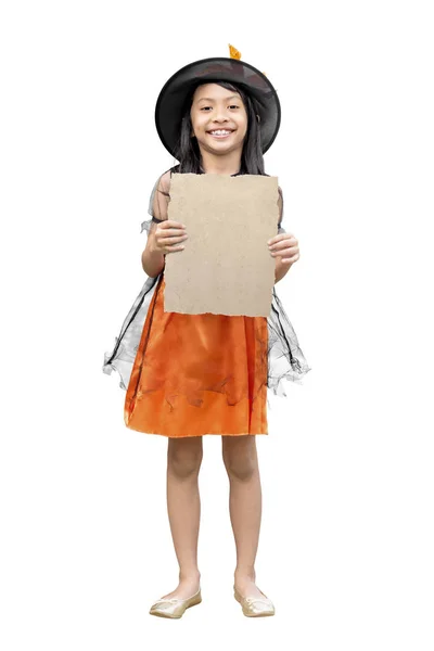 Aziatisch klein meisje met heks kostuum houden van een signboard voor agent — Stockfoto