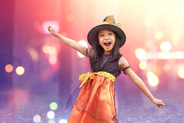 Asiatique enfant fille avec sorcière costume debout — Photo