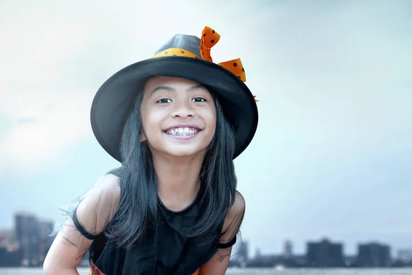 Asiatisk flicka med häxa kostym och hatt för Halloween — Stockfoto