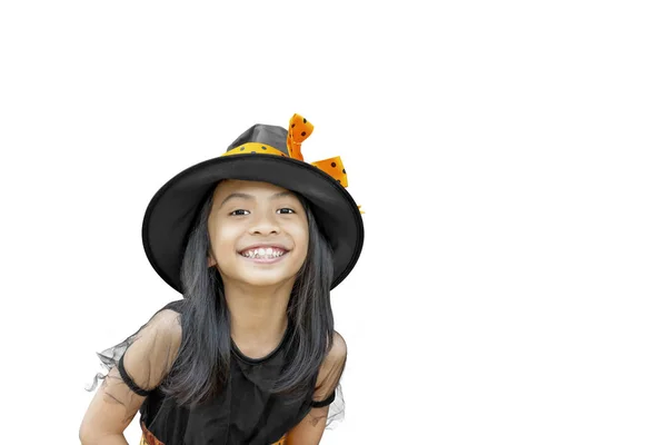Cadılar Bayramı için cadı kostümü ve şapkası olan Asyalı kız çocuğu. — Stok fotoğraf