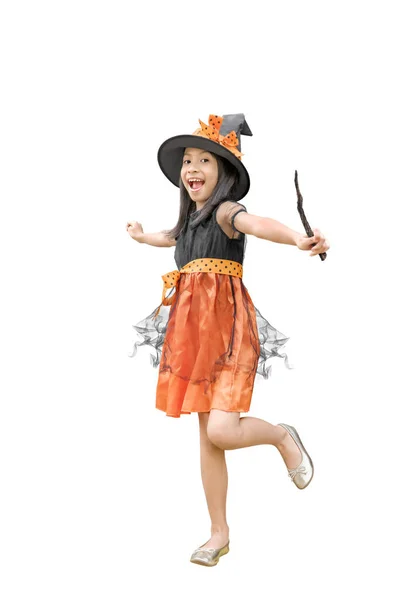 Asijské malé dívka s čarodějnice kostým a kouzelná hůlka stojící — Stock fotografie