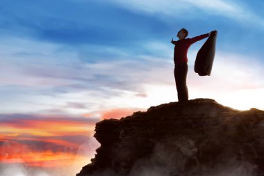 Asyalı işadamı elini kaldırdı ve tanrıya dua etti.