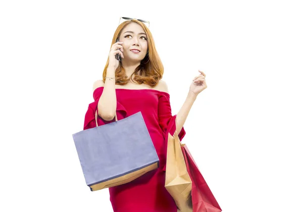 Aziatische vrouw in rode kleren en zonnebrillen met behulp van de mobiele telefoon — Stockfoto