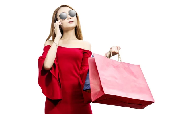 Mujer asiática en ropa roja y gafas de sol usando el teléfono móvil —  Fotos de Stock