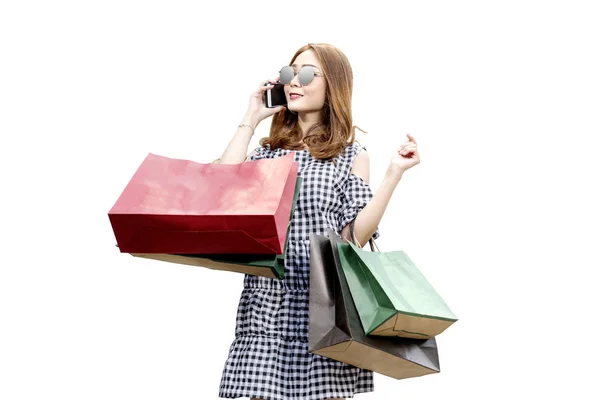 Aziatische vrouw met zonnebril met behulp van de mobiele telefoon terwijl dragen — Stockfoto