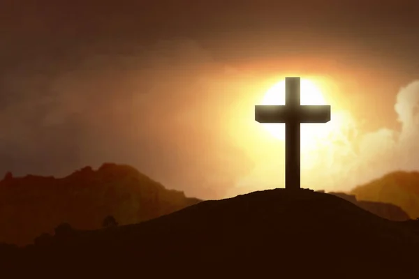 山顶上的基督教十字架 — 图库照片