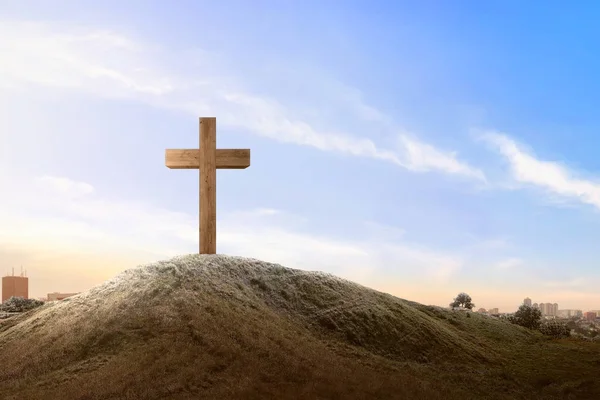 Crucea creștină pe câmp — Fotografie, imagine de stoc